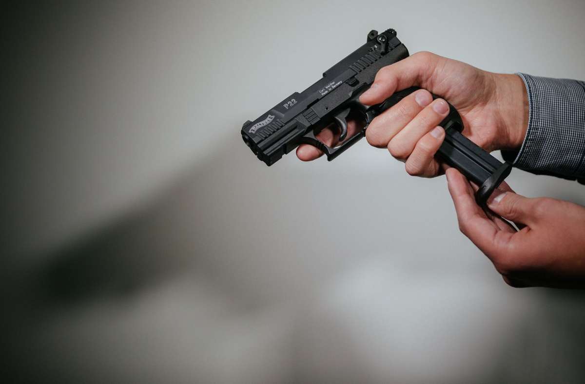 Ein Mann lädt eine Schreckschuss-Pistole - Symbolfoto Foto: dpa-Zentralbild