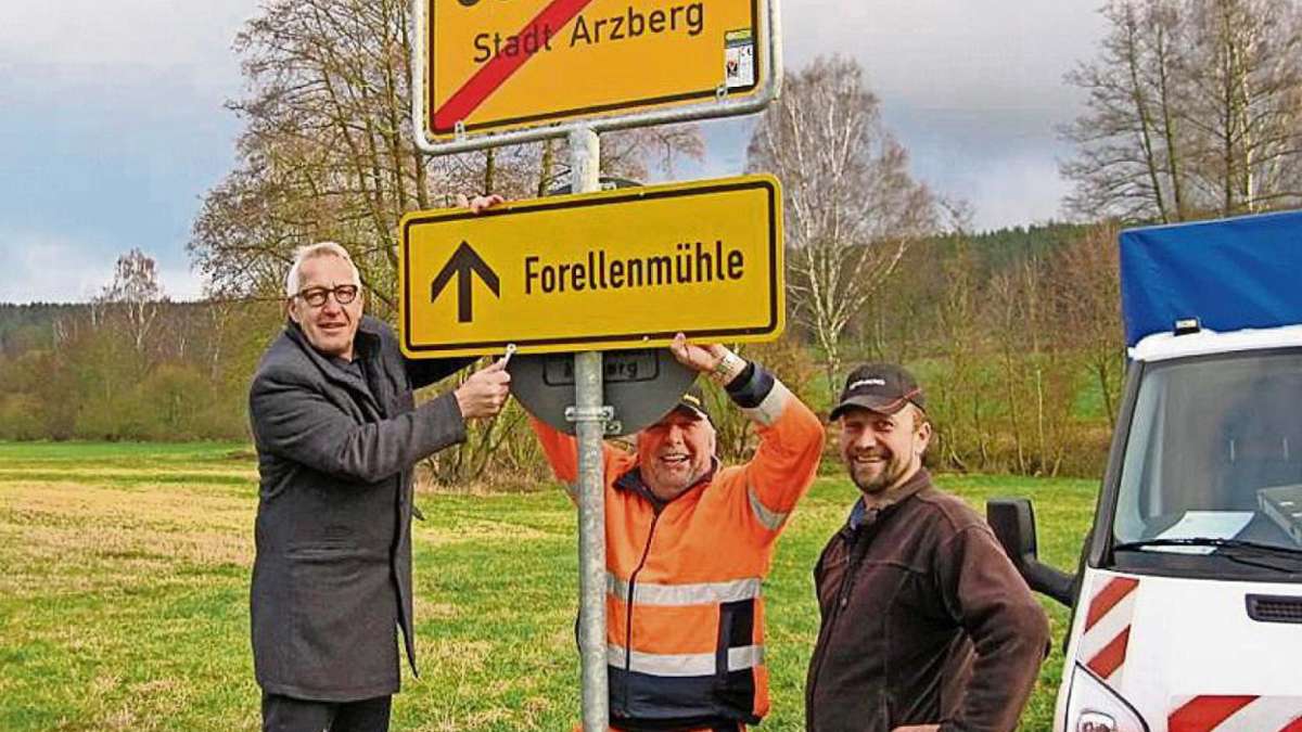 Arzberg: Neues Schild weist Weg zur Forellenmühle