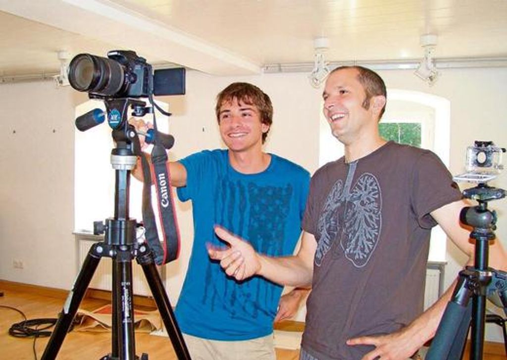 Michal Illek (links) ist ein großartiger Videokünstler, der bereits im letzten Jahr das Publikum überzeugte. Daneben Tobias Ott, der die künstlerische Leitung des Symposiums "Überregional" hat. Foto: Fischer