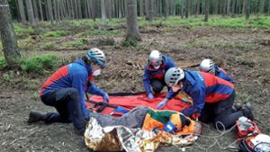 Bergwacht  und Forstbetrieb üben den Ernstfall im Wald