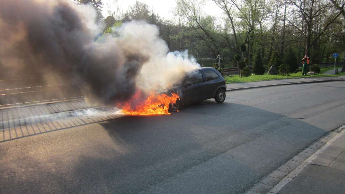 Naila: Während der Fahrt: Auto brennt lichterloh