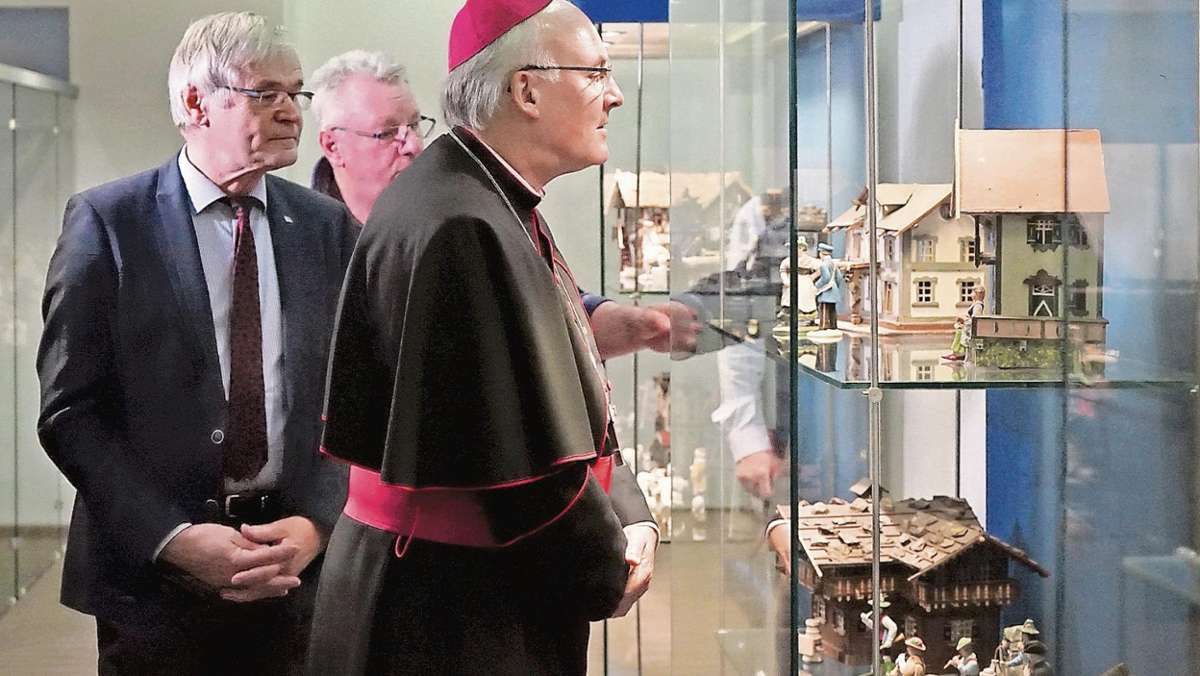 Marktredwitz: Bischof bestaunt die Krippen-Ausstellung