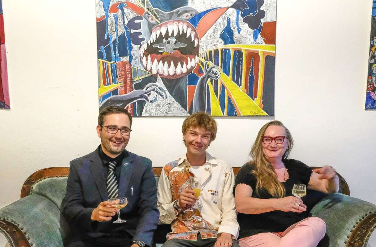 Freuen sich über die gelungene Ausstellung (von links): Philipp Charaoui, Künstler Felix Ipfling und  Kerstin Olga Hirschmann Foto: pr.