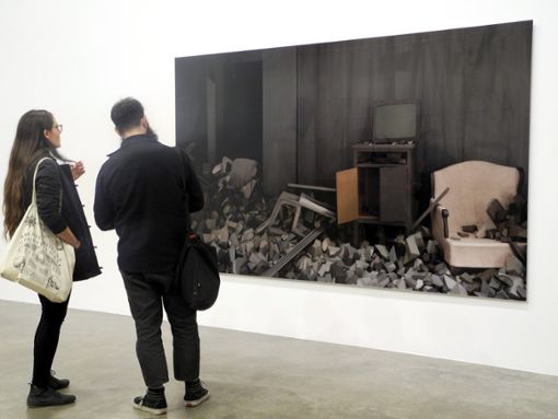 Das Foto "Ruine" des deutschen Künstlers Thomas Demand hängt in der Galerie Matthew Marks. Foto: Johannes Schmitt-Tegge