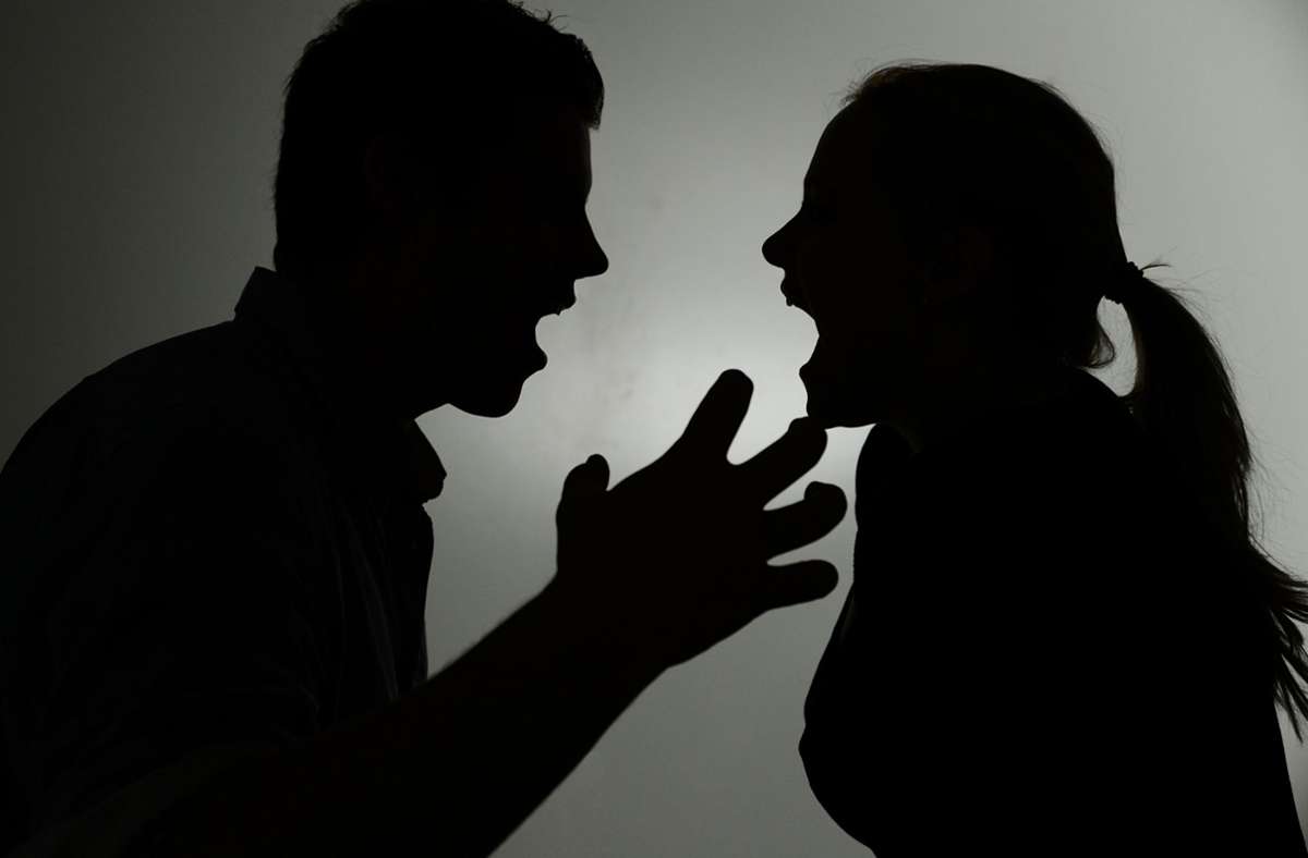 Ein als Silhouette abgebildeter Mann und eine Frau schreien sich gegenseitig an. (Symbolbild) Foto: picture alliance/dpa/Jan-Philipp Strobel