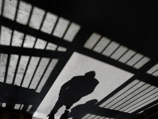 Der Schatten einer Gefängniszelle ist zu sehen. Foto: Felix Kästle/Archiv