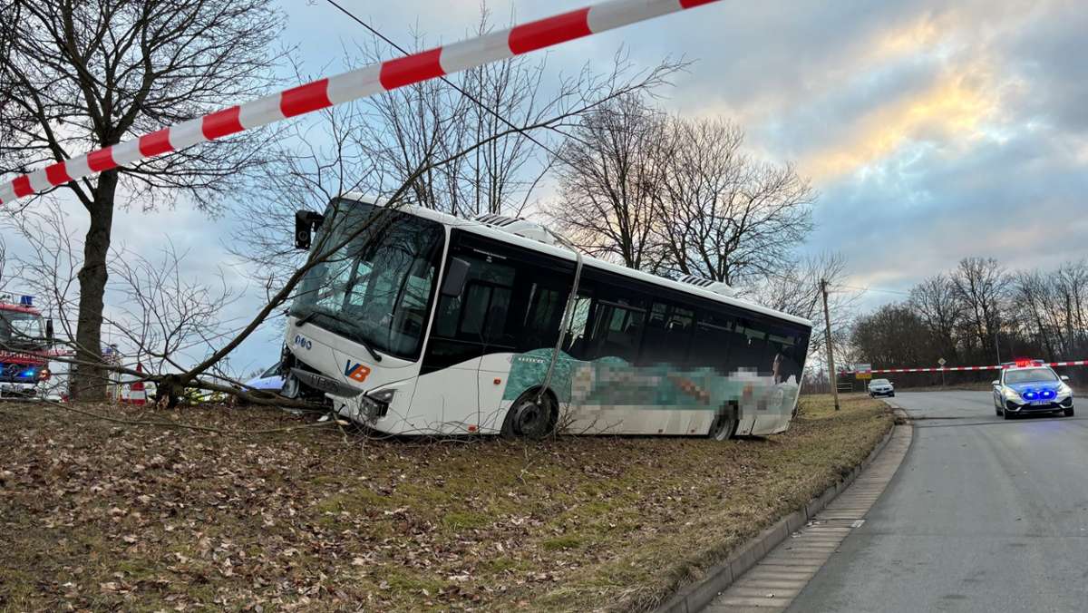 Schüler an Bord: Bus landet in Böschung: 17-Jährige und Fahrer verletzt