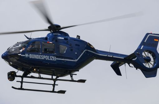 Mit einem Hubschrauber der Bundespolizei wird das Messen von Radioaktivität aus der Luft geübt. Foto: dpa/Robert Michael