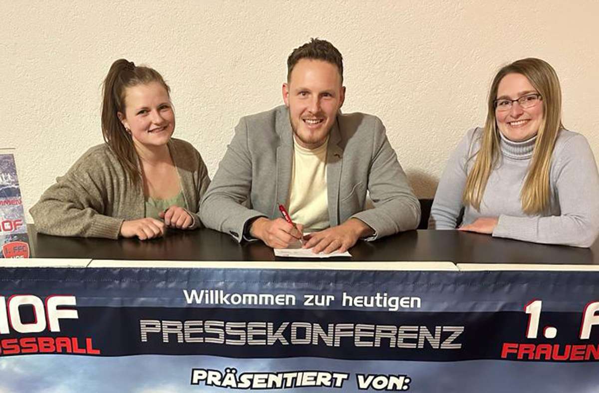 Kevin Schmidt (Mitte) hat einen Vertrag beim FFC Hof unterschrieben. Er ist der neue Regionalliga-Trainer – und auf dem Bild mit den beiden FFC-Vorstandsmitgliedern Lisa Kreissl (links) und Sabine Sattler. Foto: FFC Hof
