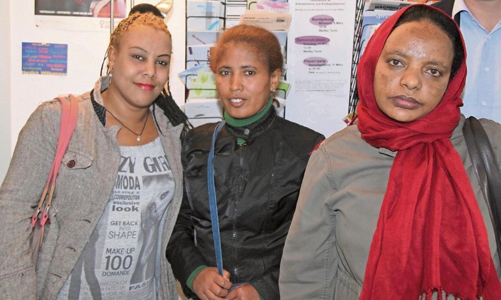 "Wir mussten schutzlos auf der Straße leben." Von ihren Erfahrungen in Italien berichteten die drei äthiopischen Flüchtlingsfrauen Hana Kessaya, Samrawit Asrat und Ayisha Dawod (von links). Inzwischen leben sie in einem Erstaufnahmelager in Nürnberg. Foto: Andrea Herdegen