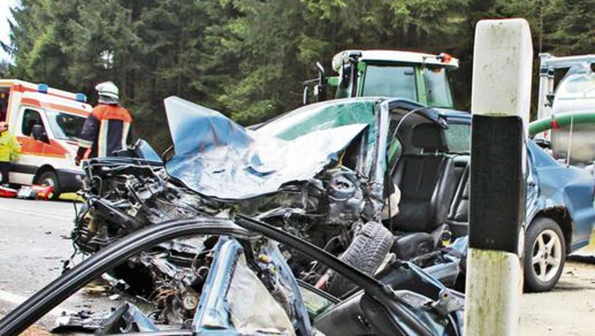 Marktredwitz: Auto kracht gegen Traktorgespann