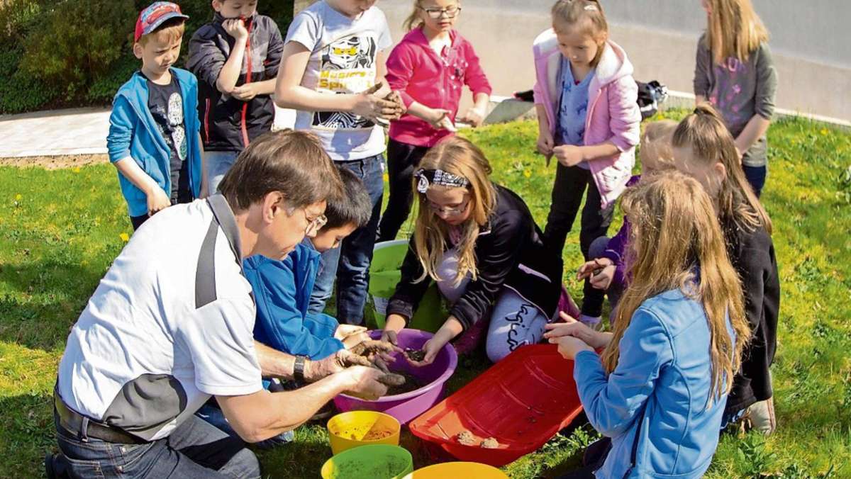 Selb: Buben und Mädchen kneten Hunderte von Saatkugeln