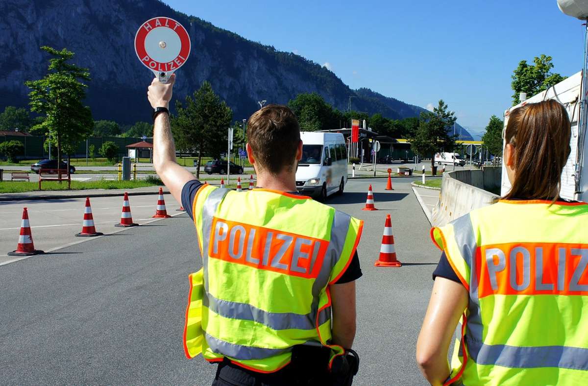 Beamte leiten Autos von der Autobahn zur Kontrolle: So gingen die serbischen Schleuser ins Netz. Foto: /Bundespolizeiinspektion Selb
