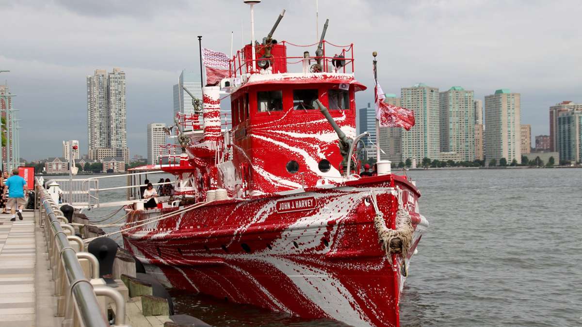 New York: US-Künstlerin bringt Tarnfarben-Boot in Hafen von New York