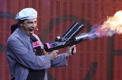 Ein ganz schön heißer Auftritt: Comedian Bülent Ceylan aus Mannheim am Mittwochabend in der Freiheitshalle als pfälzischer Hausmeister Mompfred mit Flammenwerfer. Foto:  