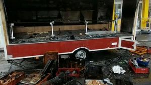 Bäckerei-Verkaufswagen brennt komplett aus