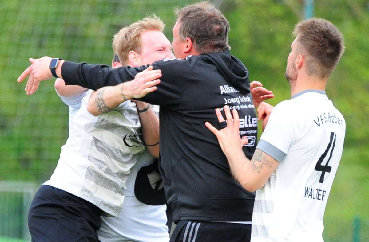 VfB-Trainer Marc Sommer nimmt den 2:2-Torschützen Maximilian Höppler (links) in die Arme; rechts Michael Walther. Foto: Thomas Schrems