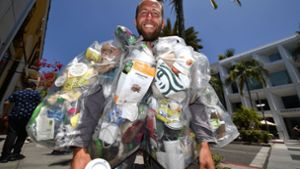Rob Greenfield: Aktivist trägt 28 Kilo Müll durch Beverly Hills