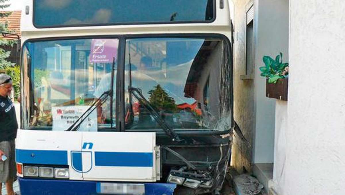 Kulmbach: Führerloser Bus rammt zwei Wohnhäuser und ein Auto