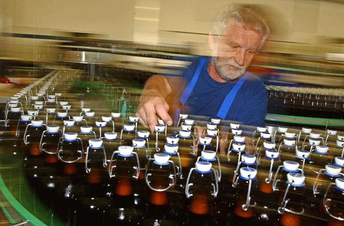 Bier am Fließband: Besonders die Entwicklung der Marke Mönchshof schlägt sich positiv im Geschäft der Kulmbacher AG nieder. Foto: dpa/Marcus Führer