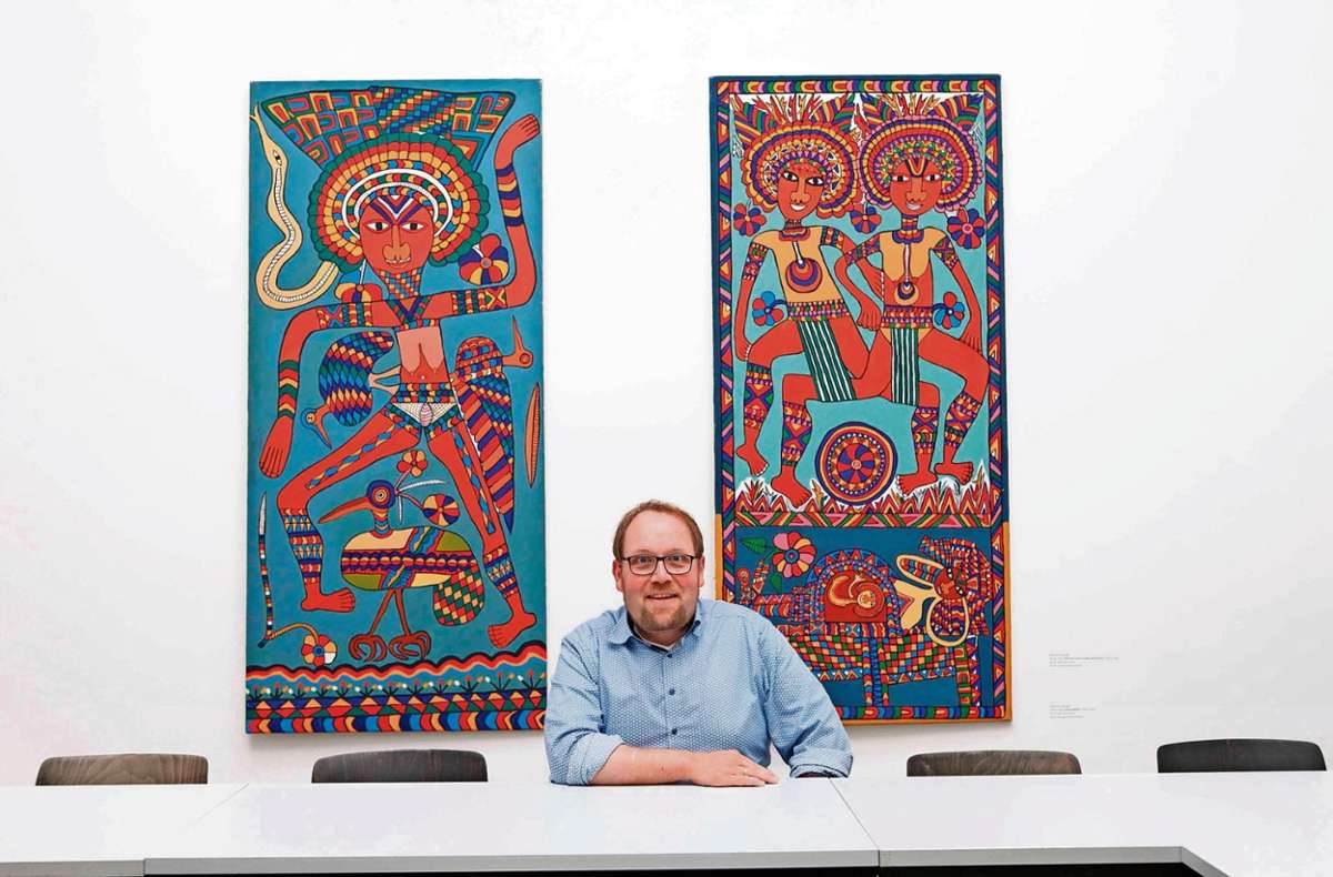 Mathias Kauage (Kunstwerke im Hintergrund) gilt als bedeutendster Künstler Papua-Neugineas, sagt Campus-Geschäftsführer Matthias Kaiser.	Foto: G.Fölsche