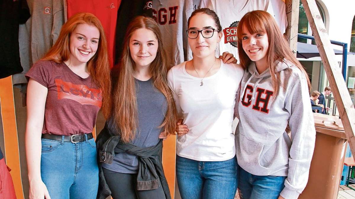 Hof: Schiller-Schüler feiern mit ihren Gästen