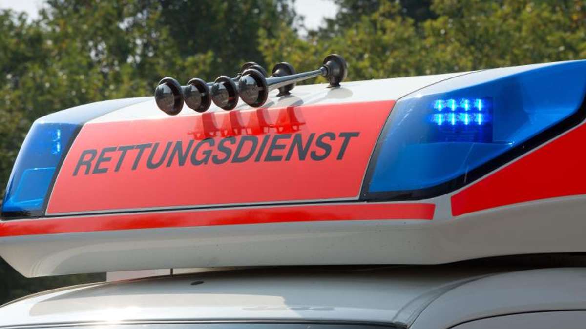 Kulmbach: 17-jähriger Motorradfahrer prallt gegen geparktes Auto