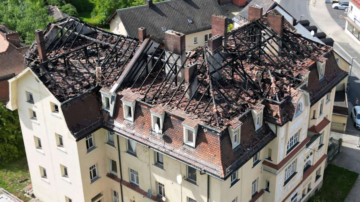 Feuer in Arzberg: Dachstuhl ist nur noch ein Gerippe