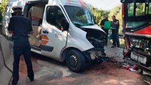 Sechs Verletzte: Kleintransporter kracht frontal in Linienbus