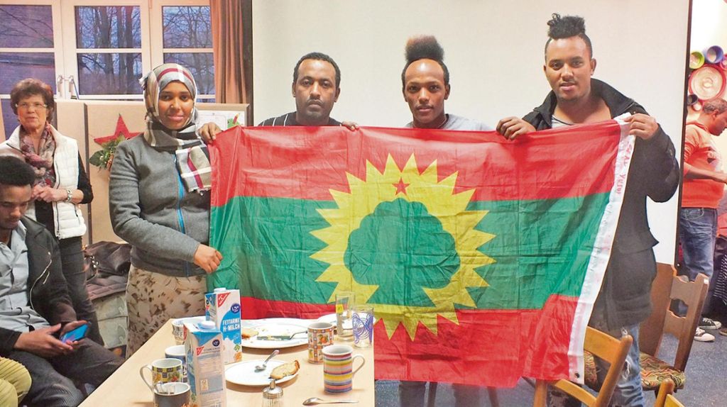 Junge Oromo mit der verbotenen Flagge ihres Oromo-Landes: Sie sehnen sich nach einem friedlichen Leben. Quelle: Unbekannt