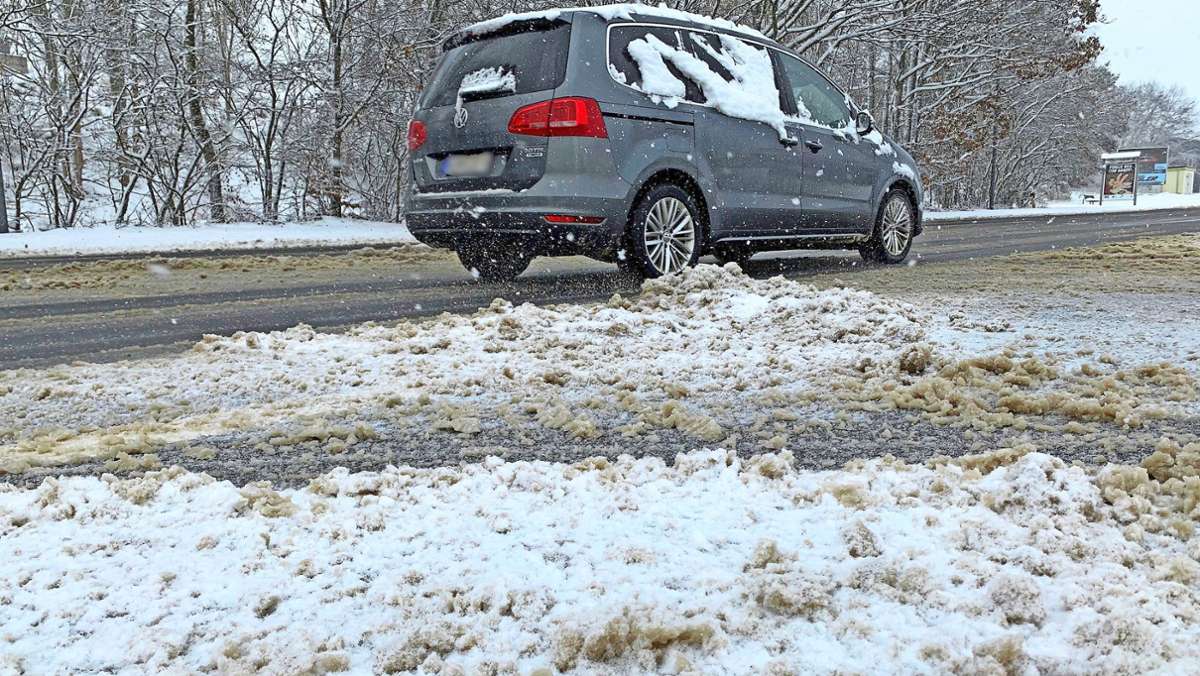 Verkehrsbehinderungen: Autofahrer stecken Schnee-Chaos locker weg