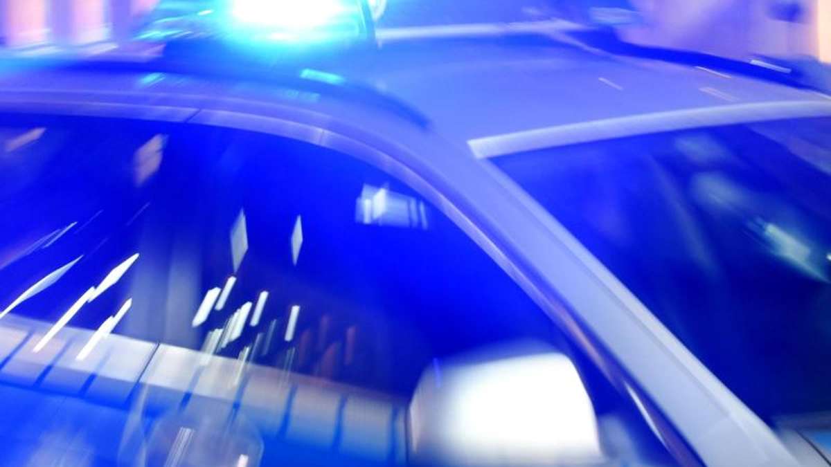 Kulmbach: Betrunkener rutscht mit Auto gegen Baum und läuft nach Hause