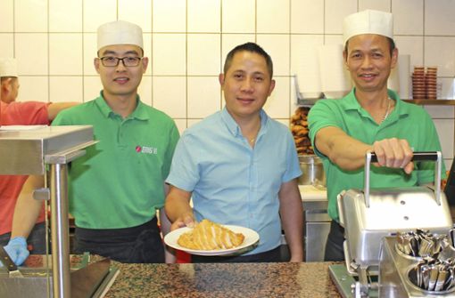 „Asia Wok“-Chef  Van Tam Doan  zieht  zwar mit  Thanhtam Phan (links) und Van Cuung Bui (rechts)  in den  neuen Supermarkt, doch im KEC  eröffnet er  eine zweite Filiale. Foto: Brigitte Gschwendtner