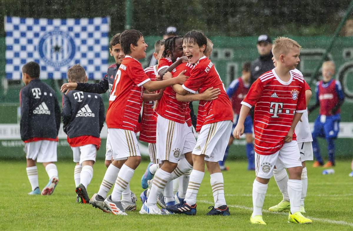 Fußball-Feiertag für den U 11-Nachwuchs: Denn wann jubelt schon mal der FC Bayern München in Röslau?