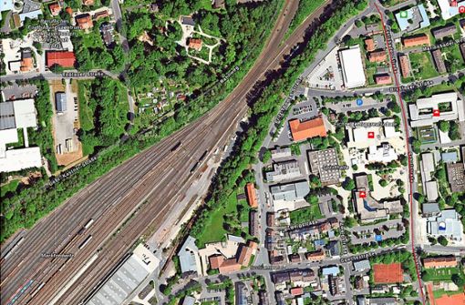 Der erste Radweg (rote Linie), den die Stadt in ihrer  Netzplanung verwirklichen will, soll vom Bahnhof über die Post-, Kraußold-, Bauer- und Kolpingstraße führen bis hin zur Schulstraße und zur Thomasbrücke. Foto:  