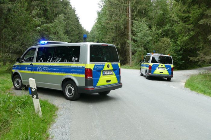Polizei nimmt Tatverdächtigen fest - Mann soll seiner Mutter im Landkreis Hof tödliche Verletzungen zugefügt haben