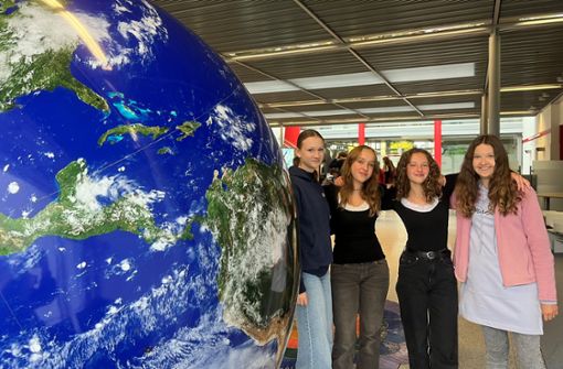 Vier Schülerinnen der Klasse 9b des Walter-Gropius-Gymnasiums fasziniert das Modell der Erde besonders. Foto: Sophia Goldner