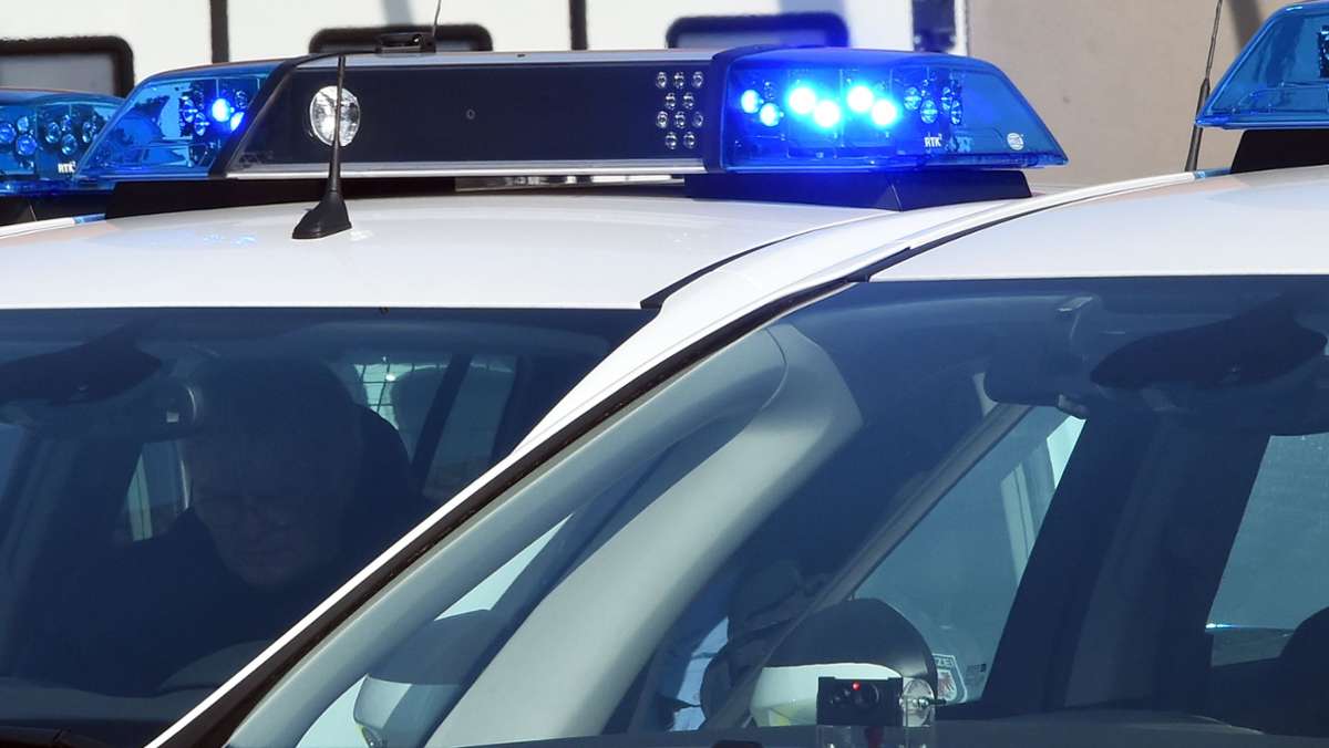 Sprung aus der Wohnung: Mann flüchtet über Polizeiauto-Dach