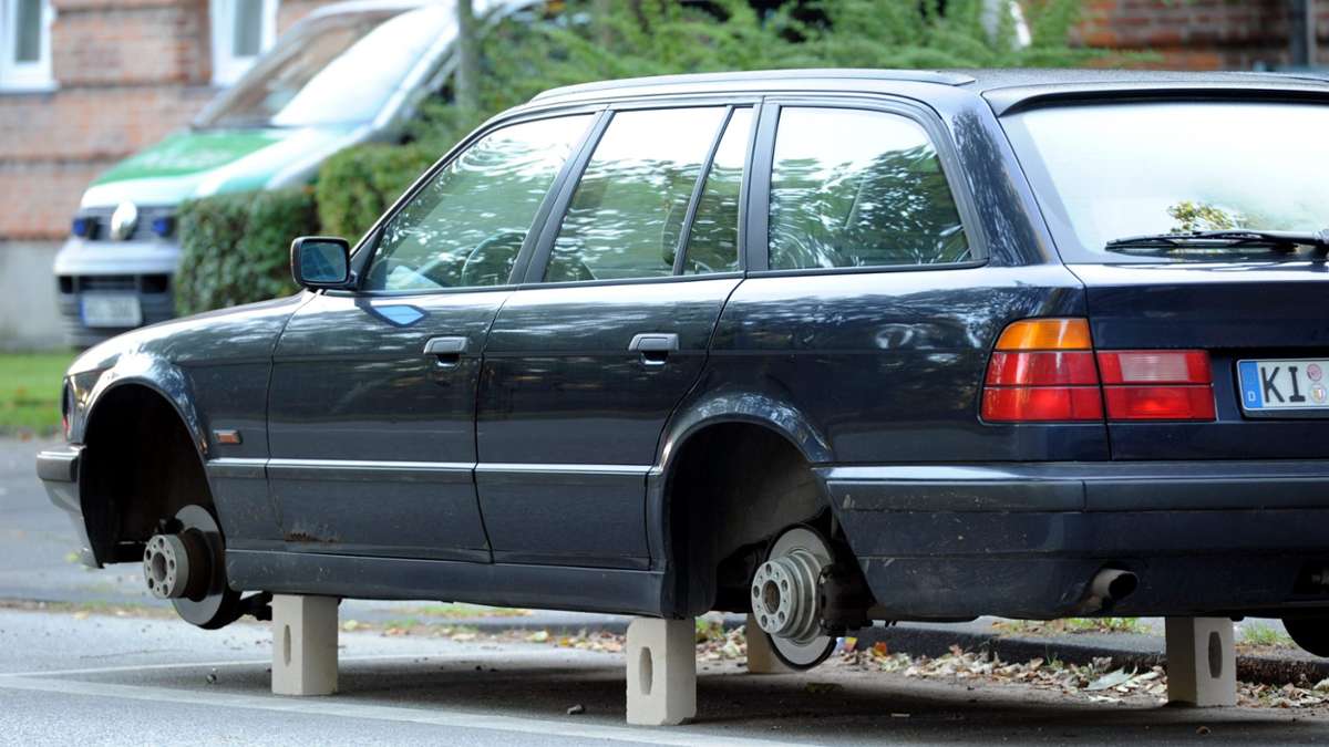 Auf Pflastersteine aufgebockt: Alle vier Räder von Auto gestohlen