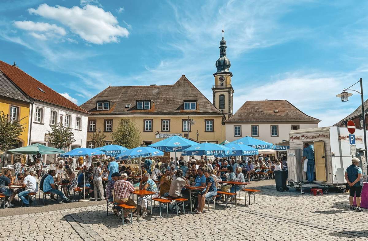 Gut besucht war der Marktplatz am vergangenen Sonntag in Stadtsteinach. Auf dem Frühlingsmarkt ließen sich die Besucher Bier, Bratwurst und andere Leckereien schmecken.