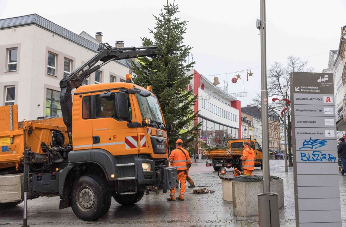 Spät, aber doch: die Weihnachtsbäume in der Hofer Altstadt. Foto: /Thomas Neumann