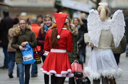 Ein Engel und eine Weihnachtsfrau: Wird dieses Jahr überhaupt Weihnachtsstimmung aufkommen? Foto: dpa/Andreas Gebert