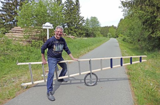 Mit der selbst konstruierten „Laufrad-Leiter“ ist Edgar Kießling unterwegs, um die Nistkästen zu kontrollieren und zu säubern: erst fahren, dann aufstellen und hochsteigen. Foto: /Hüttner