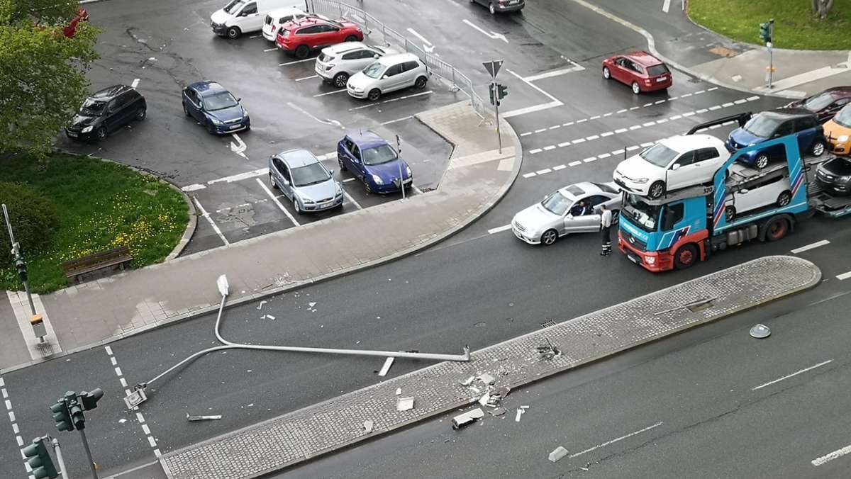 Laterne umgefahren: Hof: Polizei sucht nach Unfall einen dunklen SUV