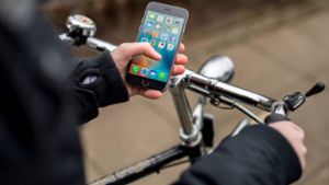 In Auto gekracht: 17-Jähriger E-Biker schaut während der Fahrt aufs Handy