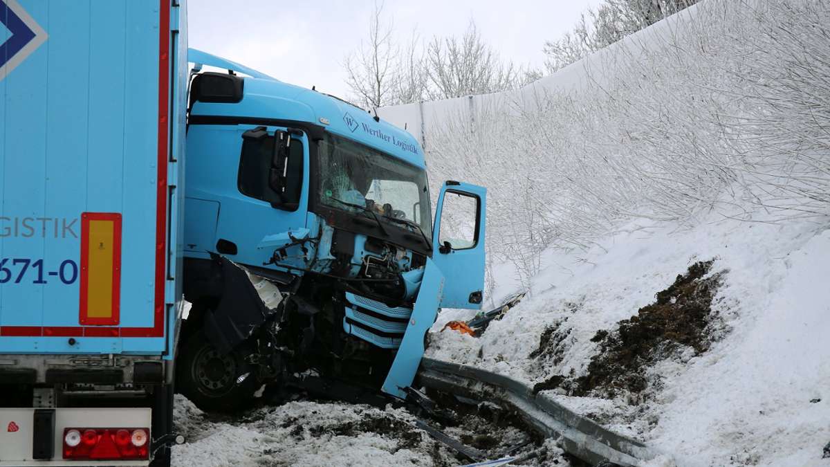 Münchberg: A9: Zwei Lastwagen streifen sich - ein Verletzter