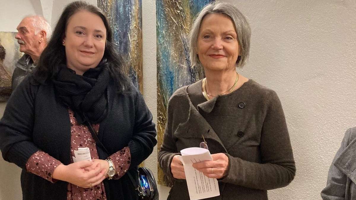 Die Leiterin der kleinen Galerie des Kulturvereins Schwarzenbach, Gisela Gross (rechts) mit der Malerin Cathrin Grüner bei der Ausstellungseröffnung.