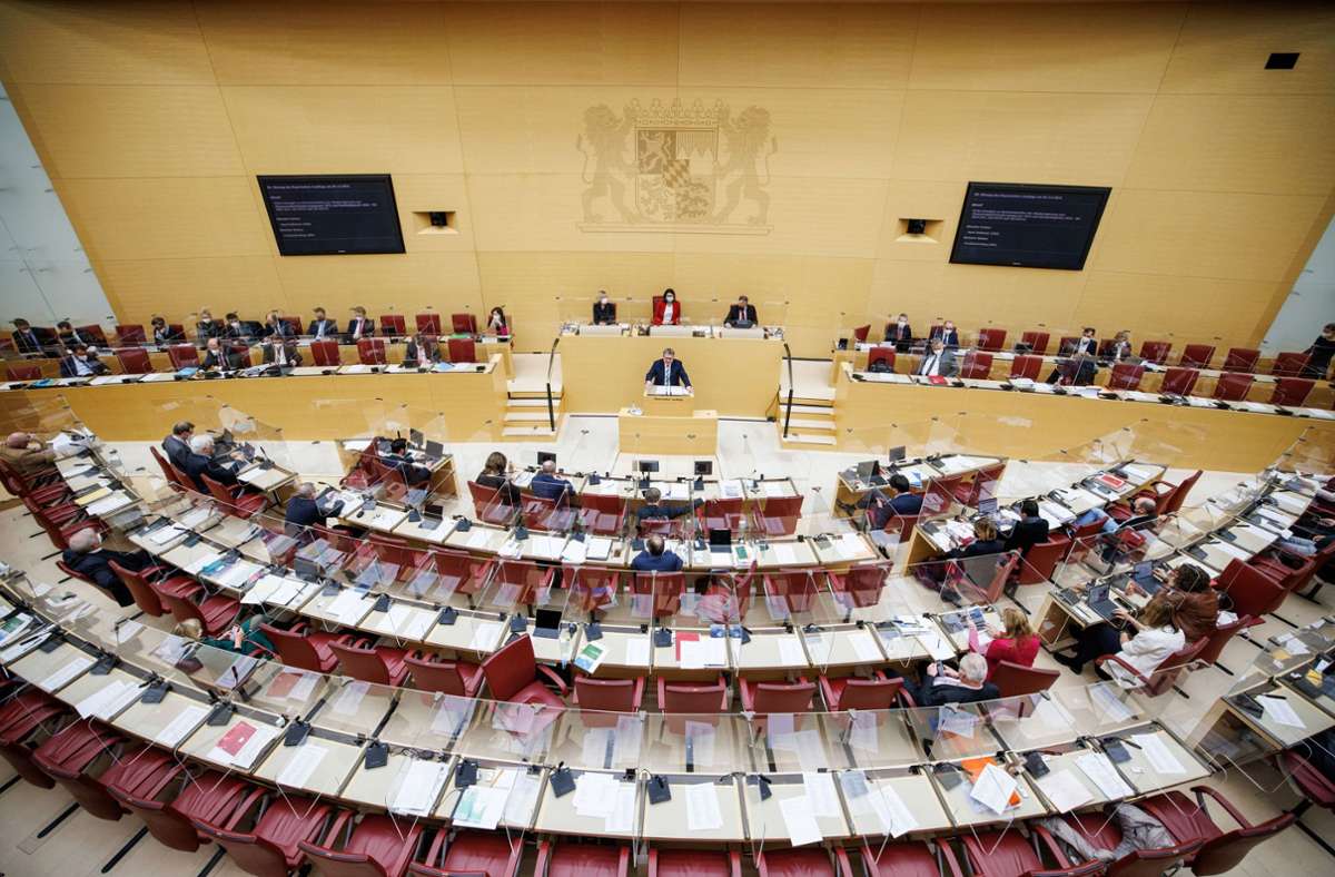Eigentlich sollten im Bayerischen Landtag nur 180 Abgeordnete Platz nehmen. Durch Überhang- und Ausgleichsmandate sind es derzeit 205. Foto: Matthias Balk/dpa