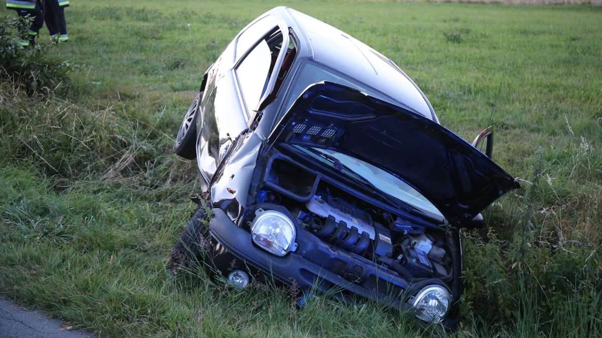 Rehau/Woja: Rehau: Auto landet im Straßengraben - Drei Verletzte