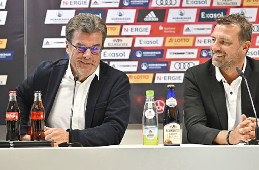 Sichtlich gelöst präsentiert Nürnbergs Sportvorstand Dieter Hecking (links) den neuen Club-Trainer Markus Weinzierl. Foto: /IMAGO/Sportfoto Zink